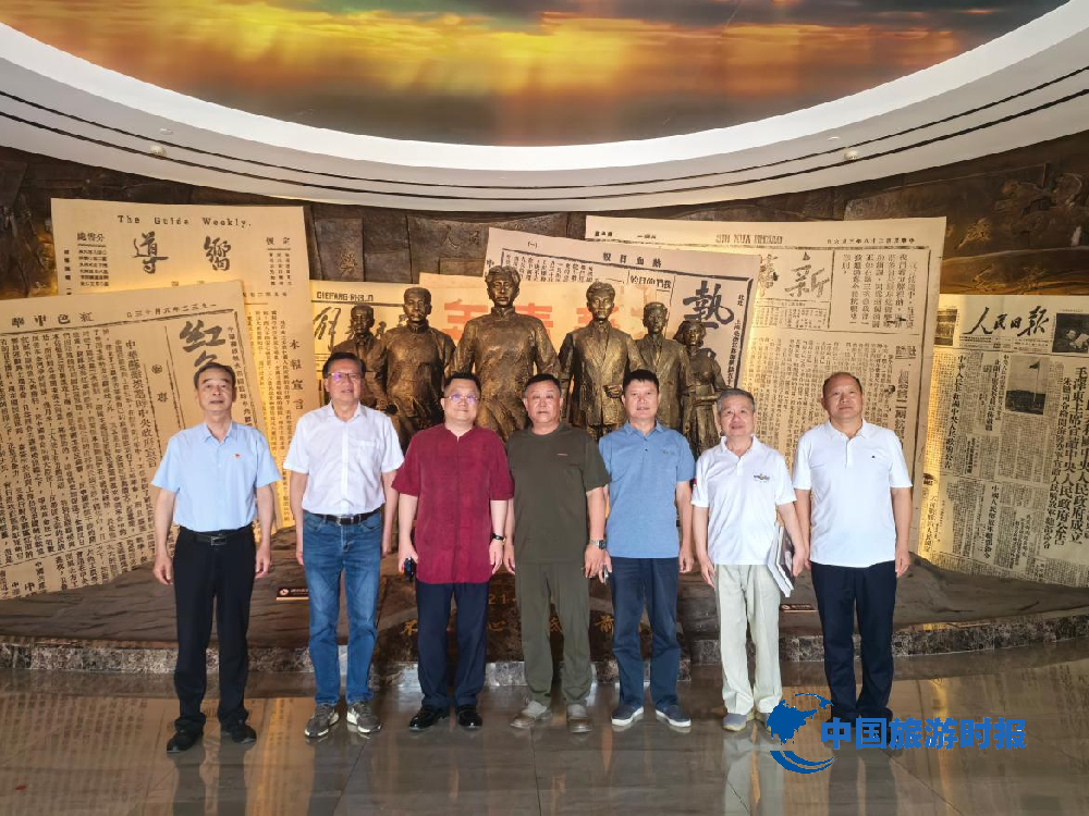 烈士后裔相聚龙源报刊馆 共同追忆先辈的革命事迹